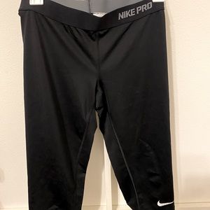 Nike Pro Crop Dri-Fit black leggings in Medium